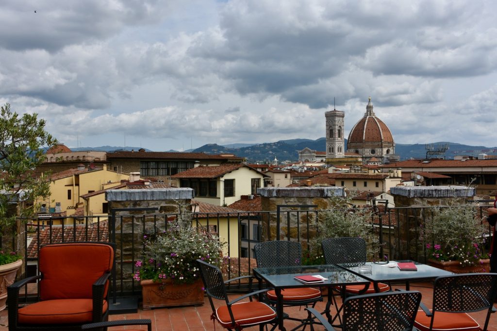 Antica Torre Tornabuoni - terrazza con tavoli e panorama sul duomo.