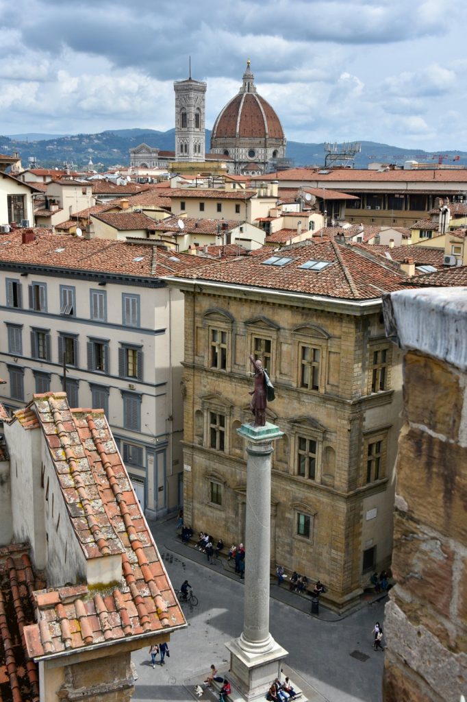 Palazzo Bartolini Salimbeni inquadrato dall'alto e con la colonna di fronte.