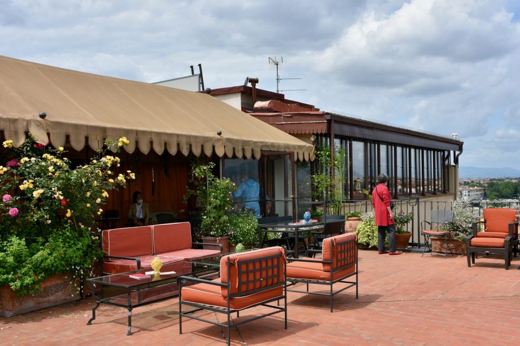 Antica Torre Tornabuoni - terrazza con tavoli e poltroncine.