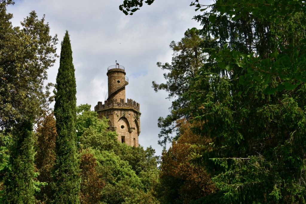 Giardino Torrigiani - spunta il torrino tra alberi.