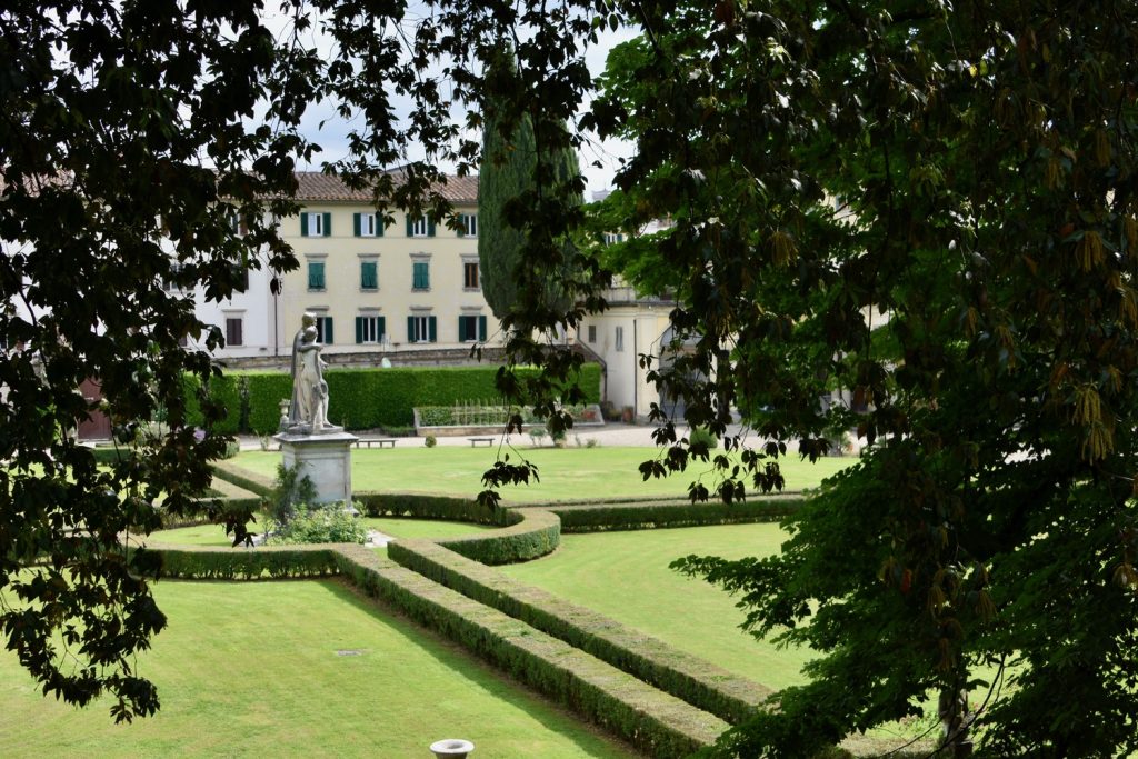 Giardino Torrigiani - prato con siepi e statue.