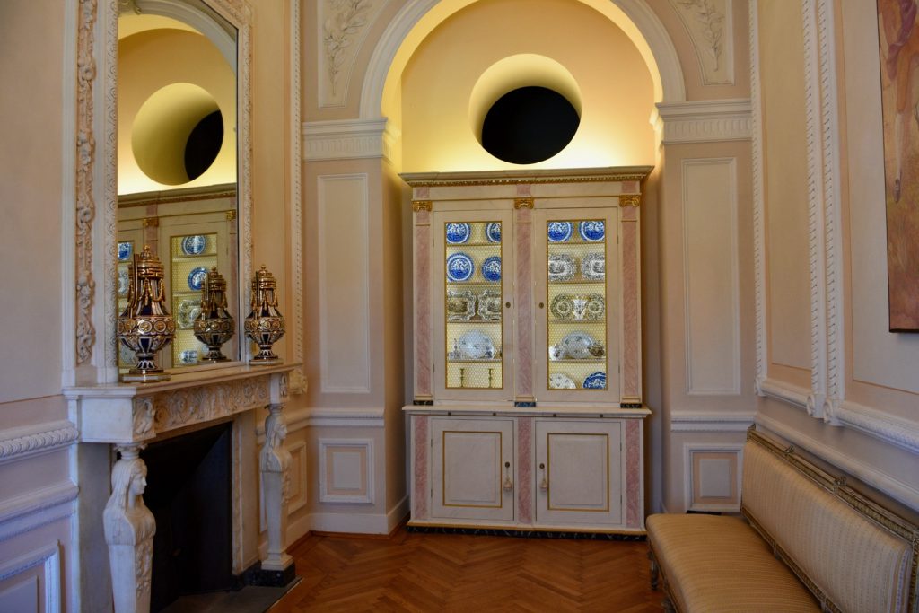 Palazzo Gianfigliazzi Bonaparte - sala con decorazioni rosate.