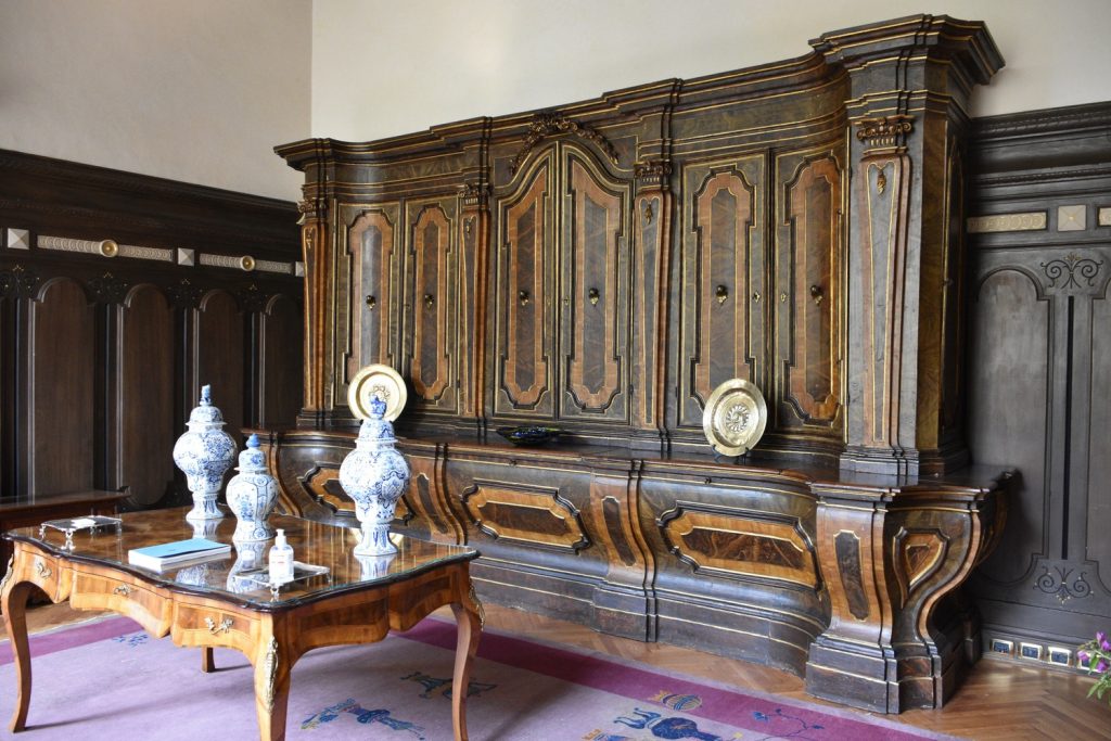 Palazzo Gianfigliazzi Bonaparte - mobile scuro, porcellane.