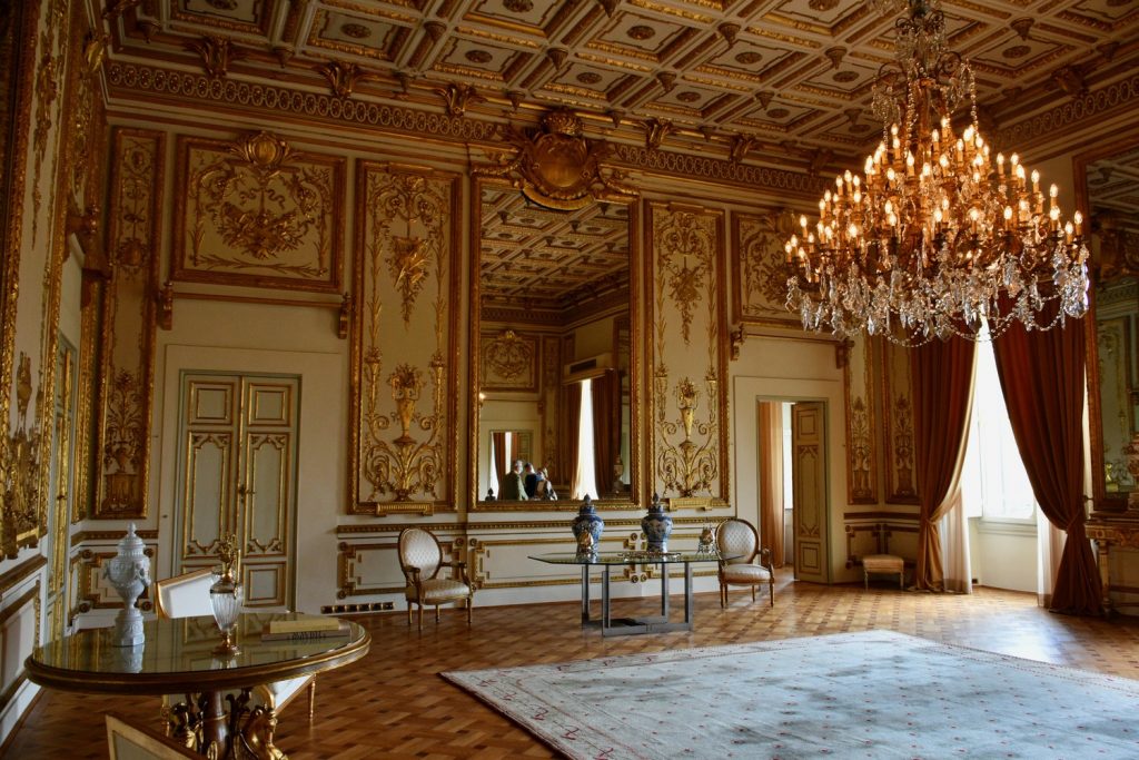Palazzo Gianfigliazzi Bonaparte - sala dorata con bel lampadario, specchio e stucchi.