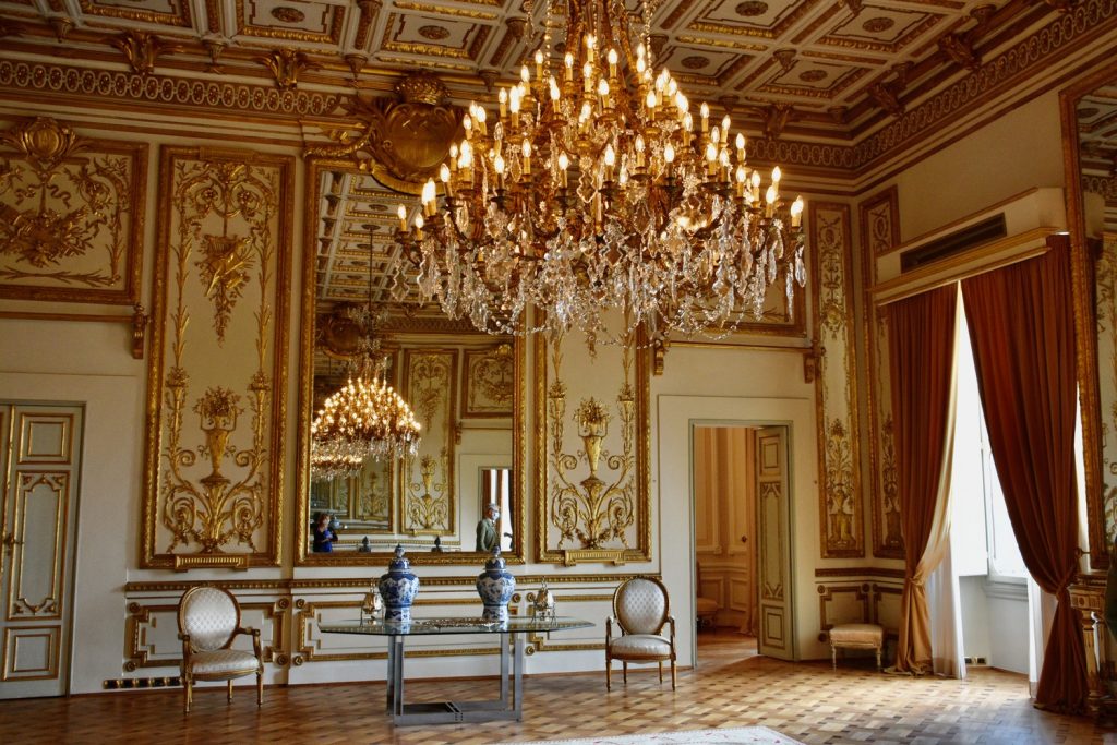 Palazzo Gianfigliazzi Bonaparte - sala dorata con bel lampadario, specchio e stucchi.