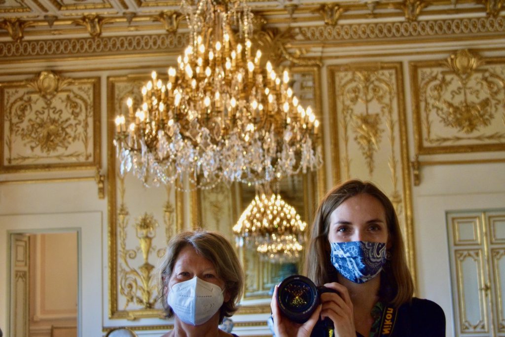 Palazzo Gianfigliazzi Bonaparte - Federica e sua mamma nello specchio; ci sono anche lampadario e decorazioni dorate.