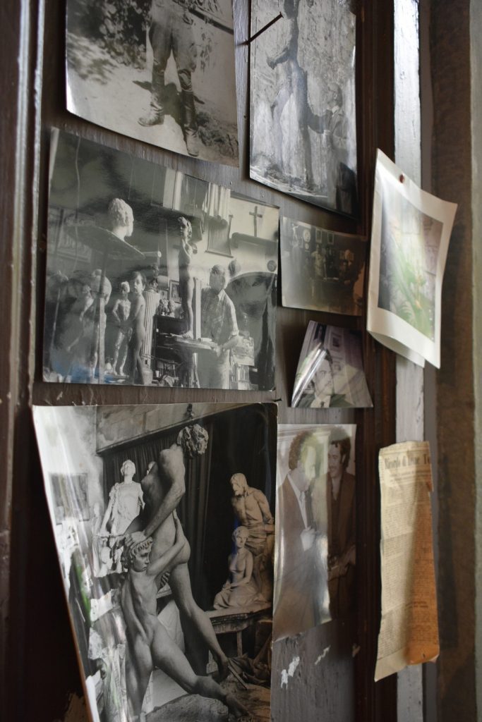 Palazzo Leopardi - foto appese ad una porta.