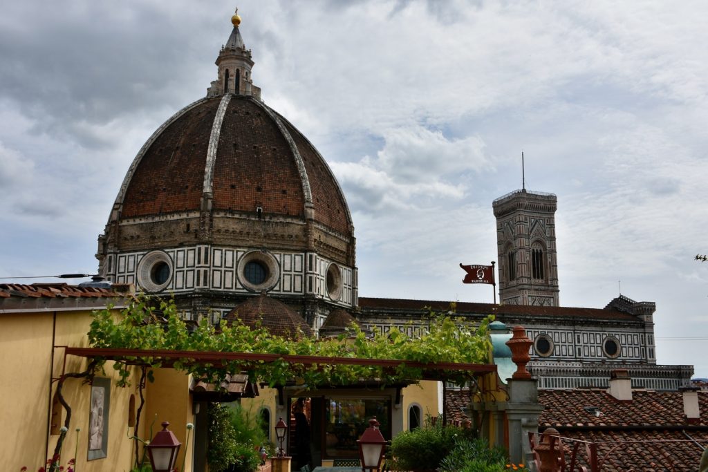 Terrazze Palazzo Pucci - panorama sul Duomo con pergolato di vite.