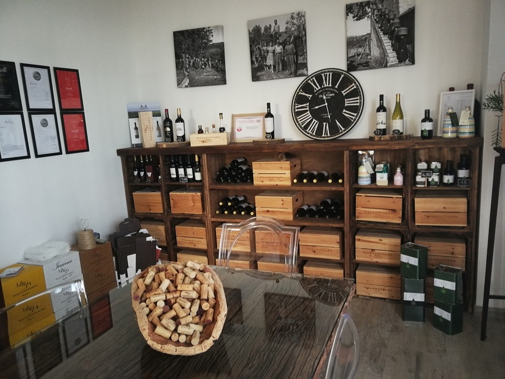 Azienda Villanoviana - interno negozio.
