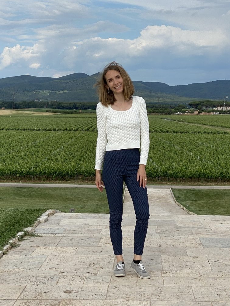 Donna Olimpia - Federica sulla terrazza della tenuta.