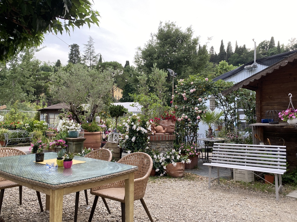 Eden Flower Bistrot - tavoli nel vivaio.