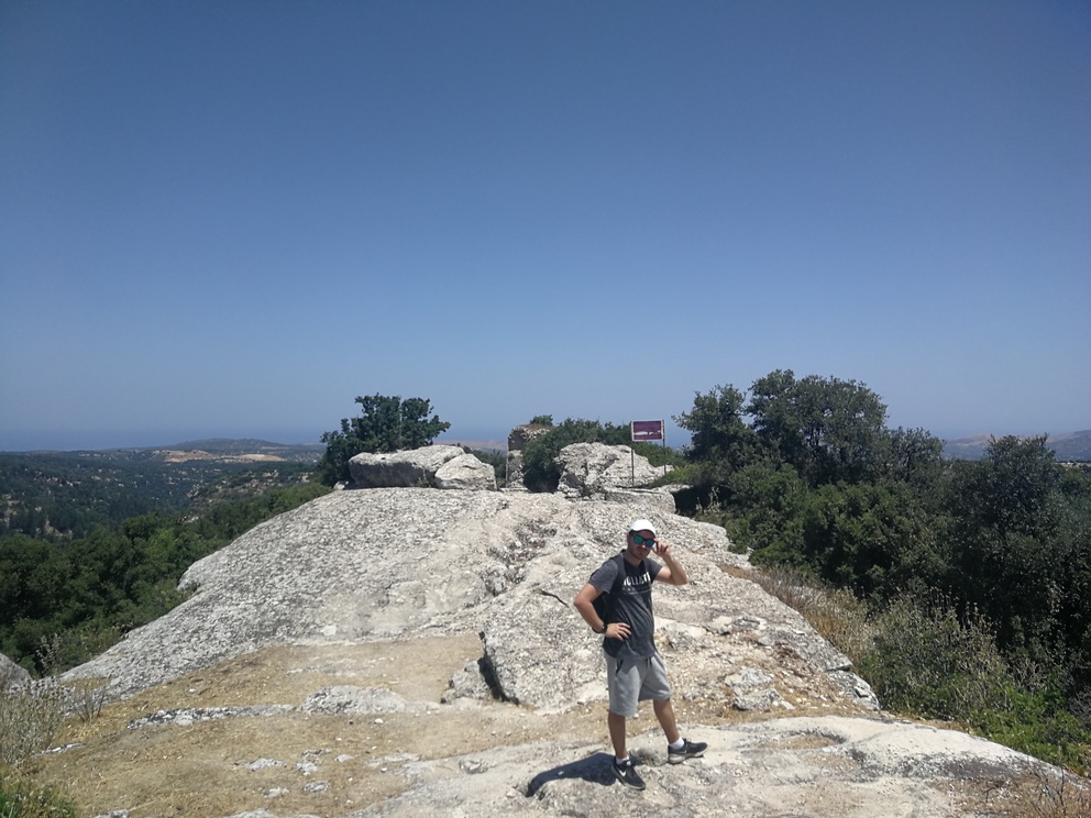Eleftherna - Lorenzo sul sentiero per la rocca.