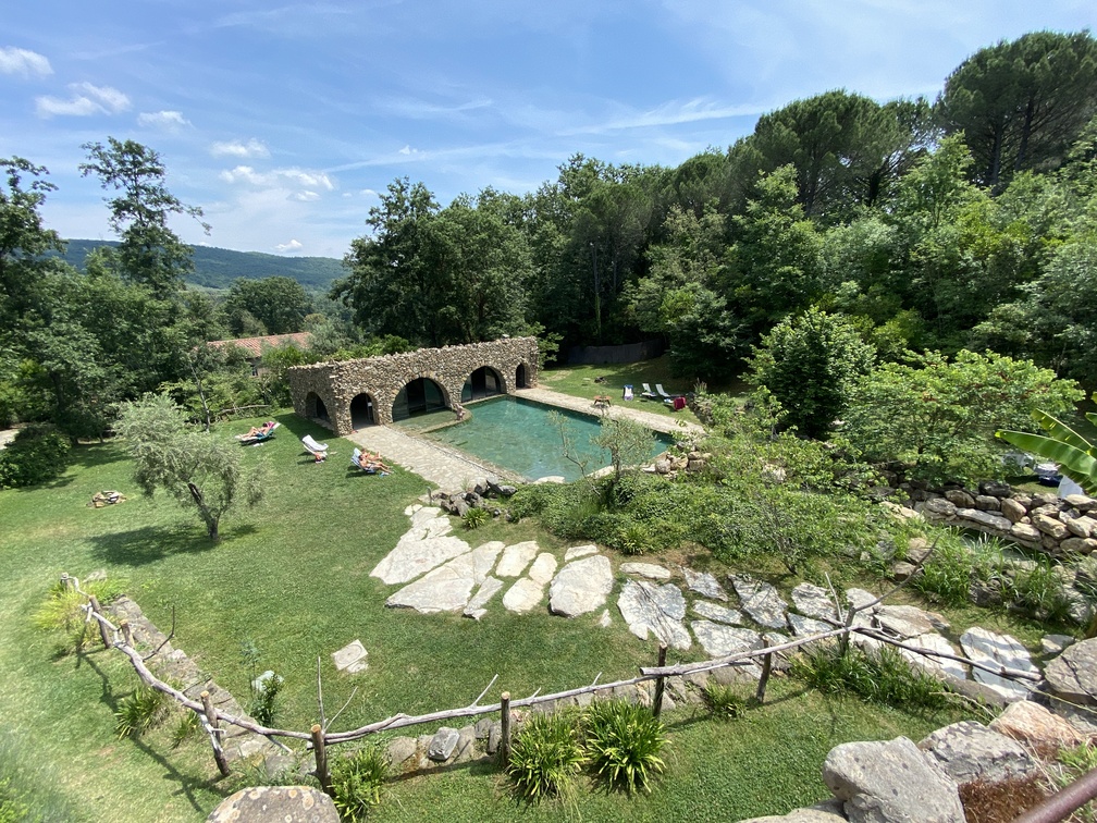 Terme La Cerreta - prato, vasca e struttura in pietra con archi.