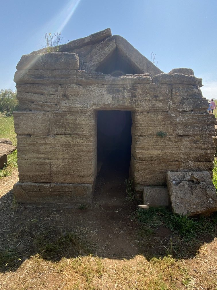 Necropoli San Cerbone - altro esempio di tomba, che sembra una casetta di pietra.