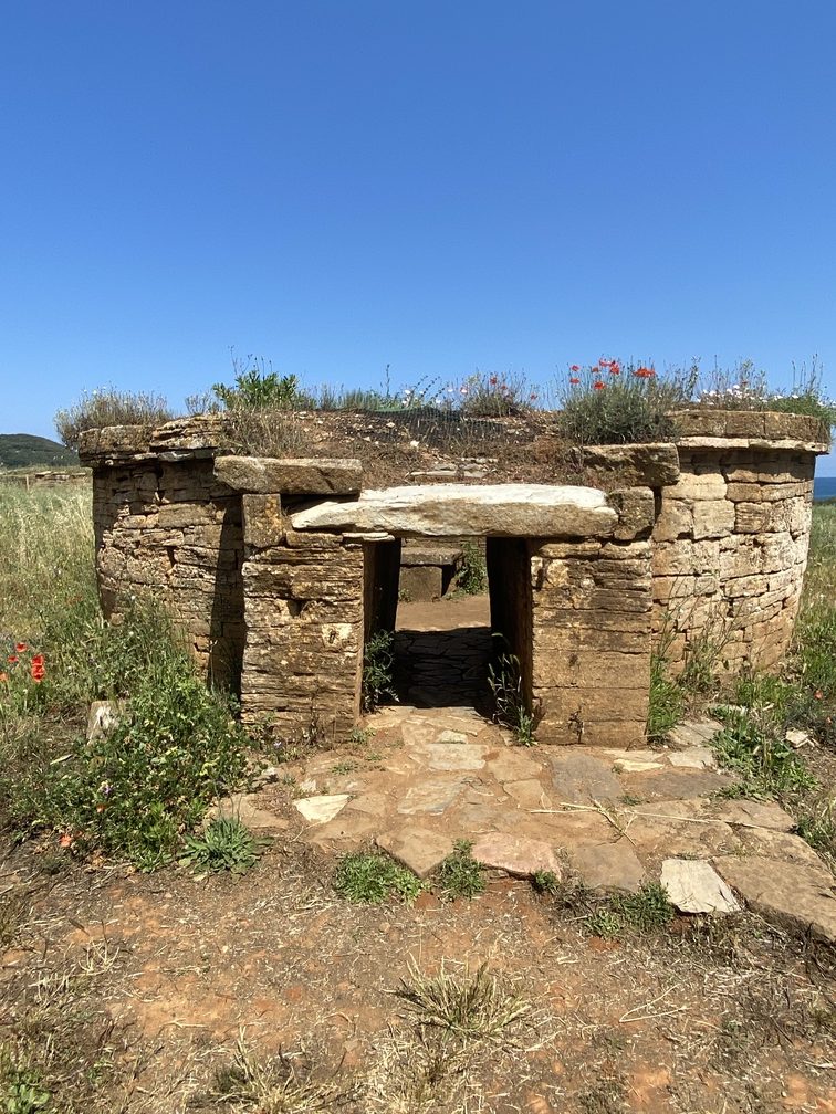 Necropoli San Cerbone - esempio di tomba.