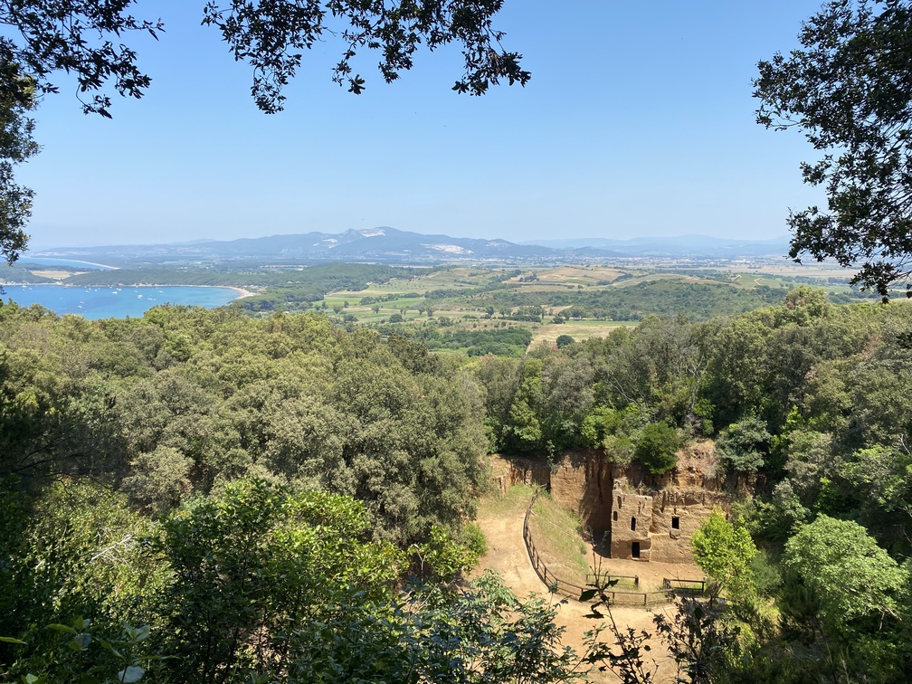 Necropoli delle grotte - panorama sulla necropoli, bosco, colline e golfo di Baratti.