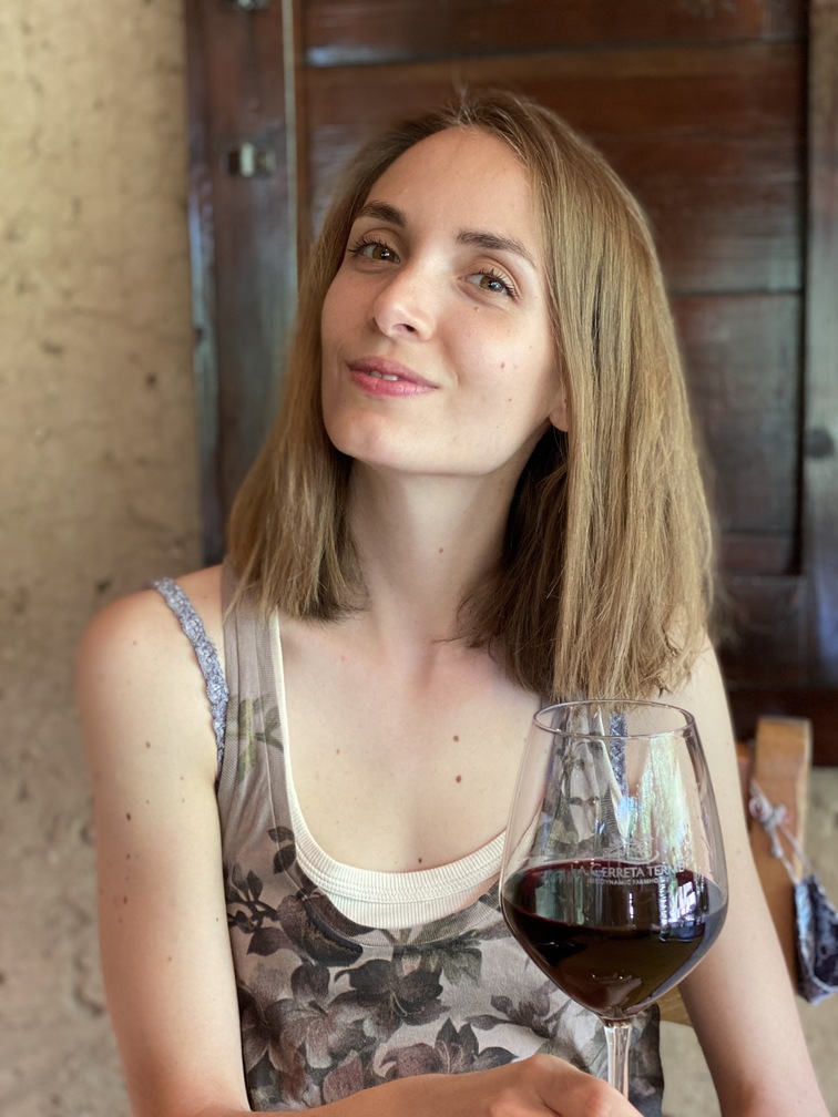 Podere La Cerreta - Federica con un bicchiere di vino.