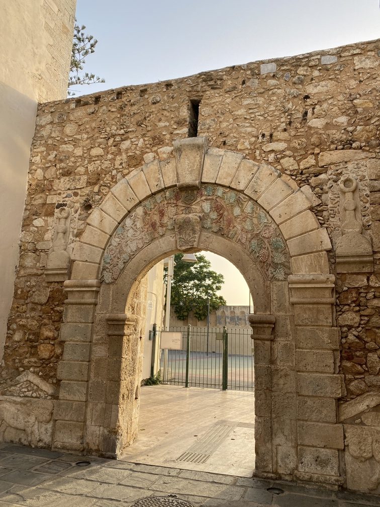 Rethymno - arco con decorazione policroma.