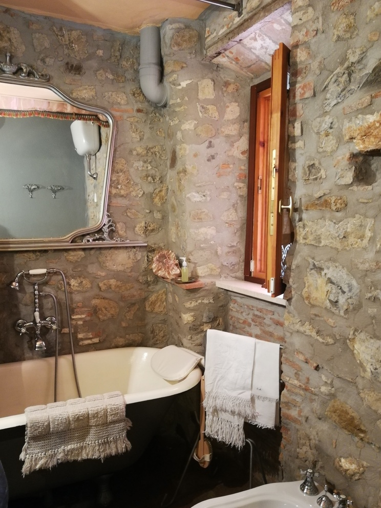 Relais del Pievano - particolare del bagno con vasca.