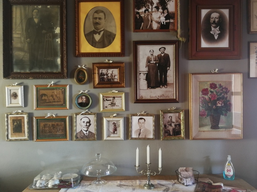 Relais del Pievano - fotografie appese al muro.