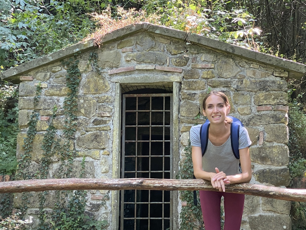 Federica di fronte alla Burraia dell'Altare.