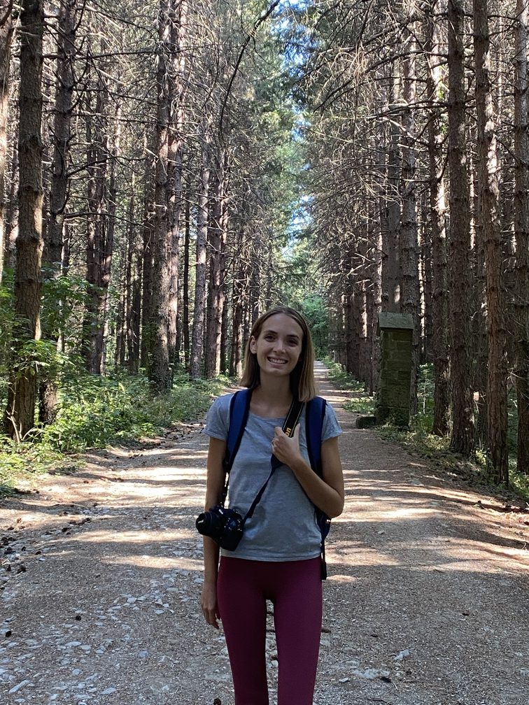 Federica sul viale alberato che conduce al Monastero di Monte Senario.