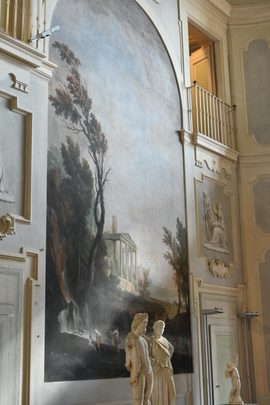 Villa Corsini a Castello - sala delle feste con statue.