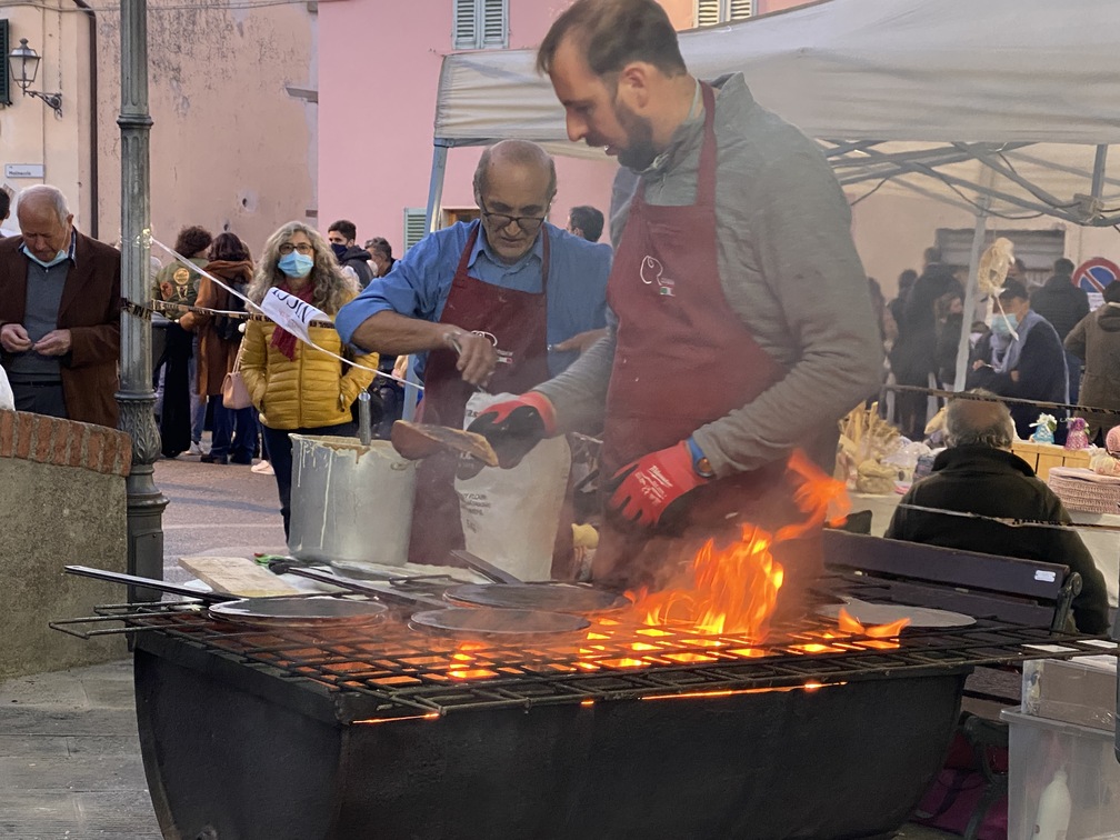 Preparazione dei necci a Bacchereto.