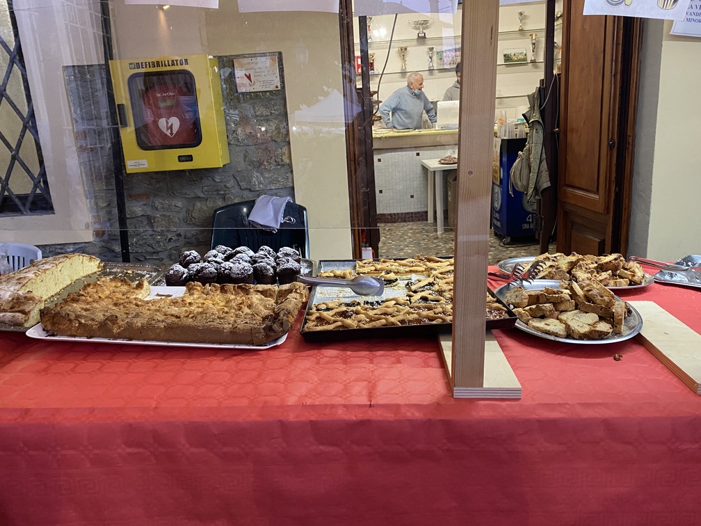Banco dei dolci alla sagra di Bacchereto.
