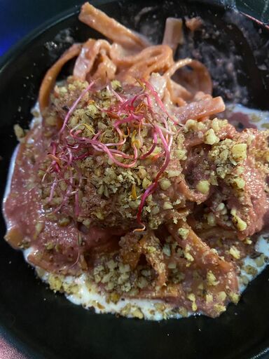 Tagliatelle d'autunno da Fake - tagliatelle fresche artigianali con barbabietola, crema al gorgonzola e crumble di noci.