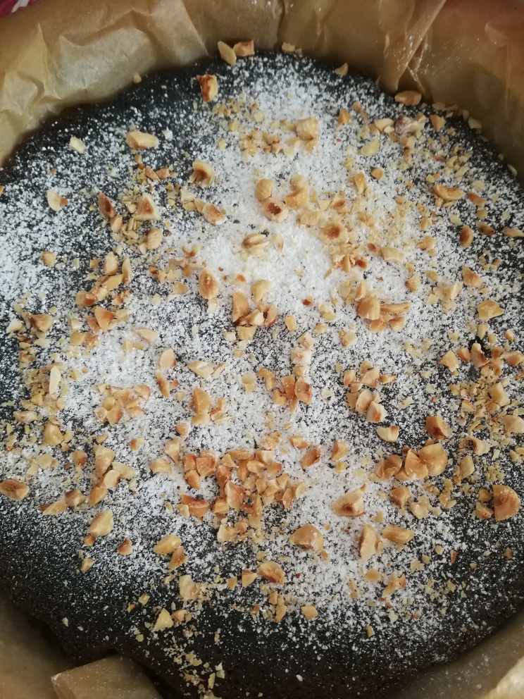 Torta alle nocciole fatta in casa.