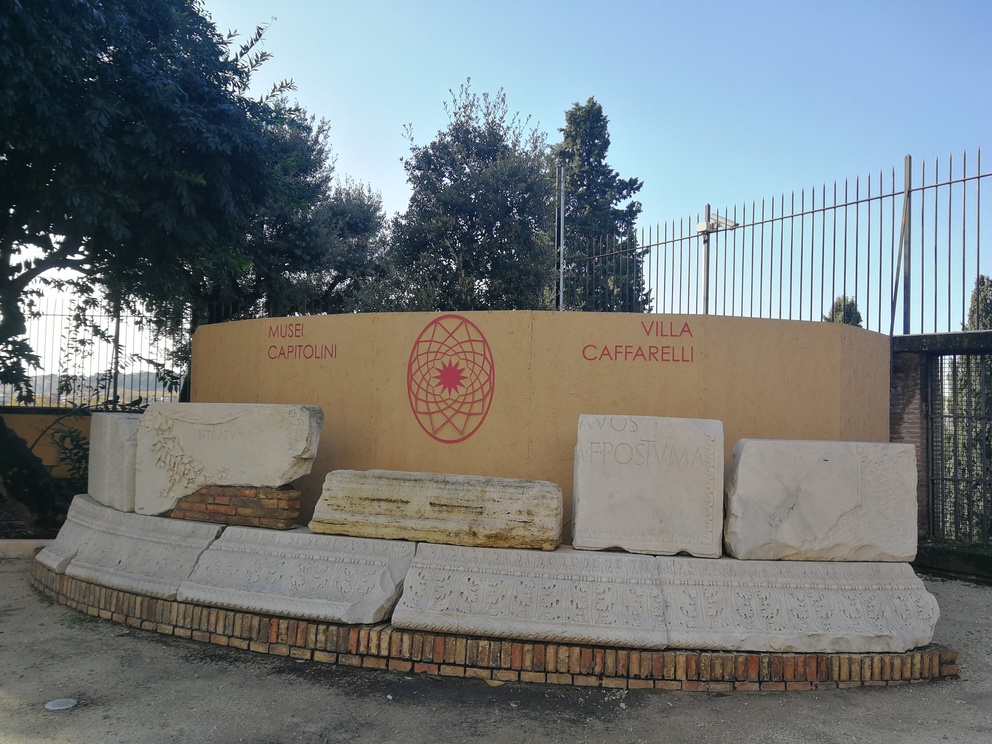 Entrata della mostra a Villa Caffarelli.