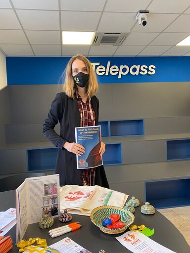 Federica alla raccolta fondi di AIAU ODV presso Telepass.