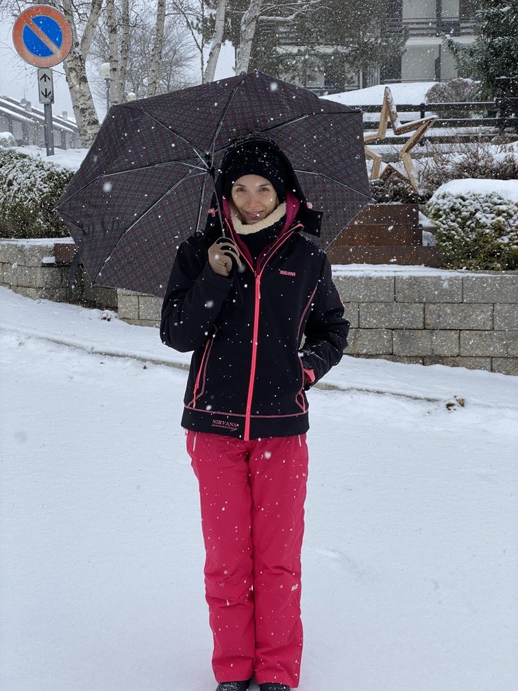 Federica sotto la neve al Villaggio Veronza.