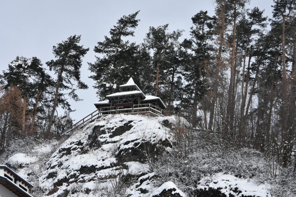 Pagoda di Cavalese innevata.