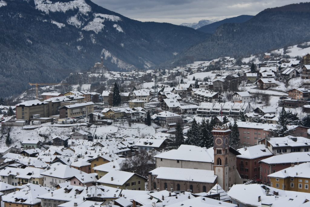 Panorama su Cavalese innevato.