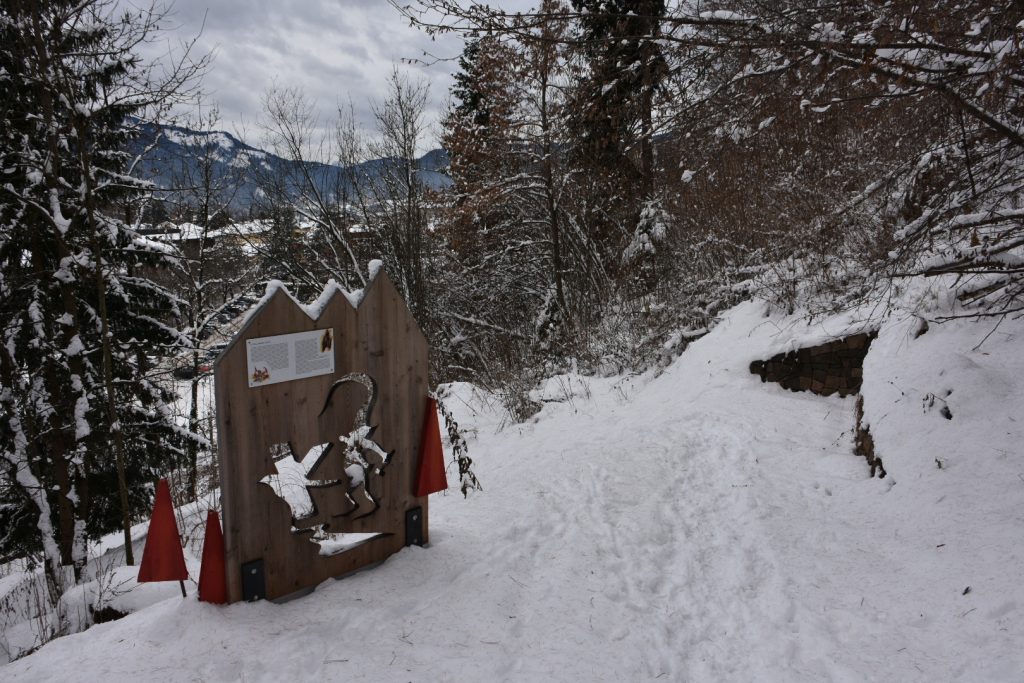 Percorso "Leggende della Val di Fiemme" - installazione tra la neve.