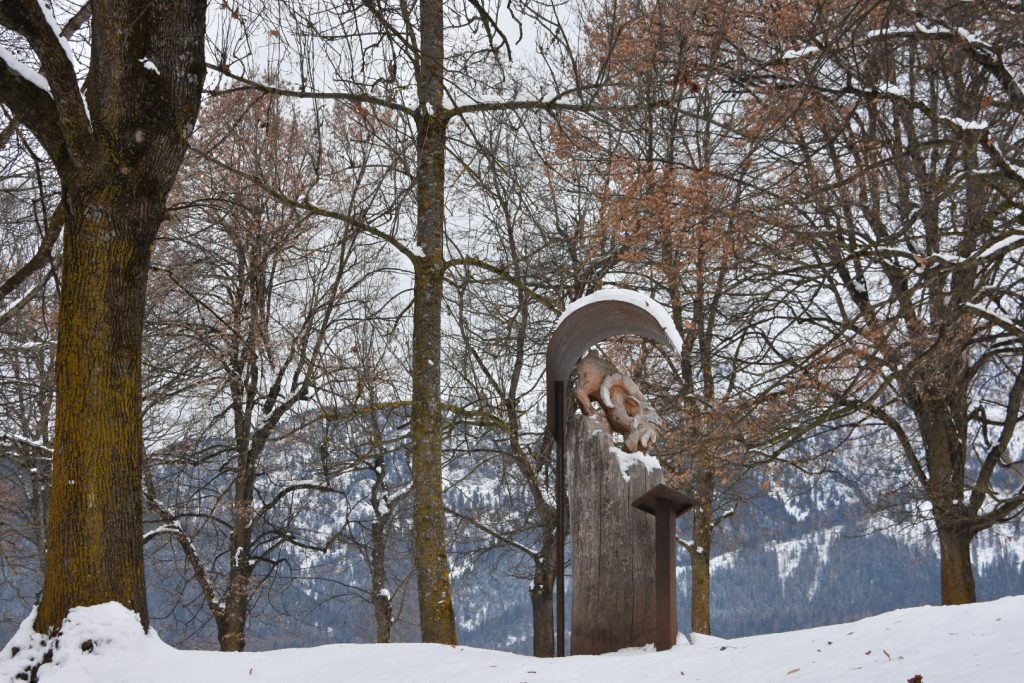 Percorso "Leggende della Val di Fiemme" - installazione in legno della caora barbana.