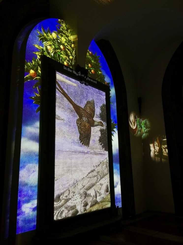 Installazione con proiezione di particolari della Cappella dei Magi.