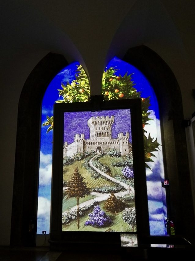 Installazione con proiezione di particolari della Cappella dei Magi.