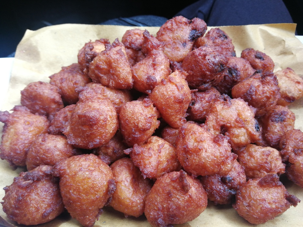 Frittelle di riso classiche e con uvetta alla Sagra di San Donato in Collina.