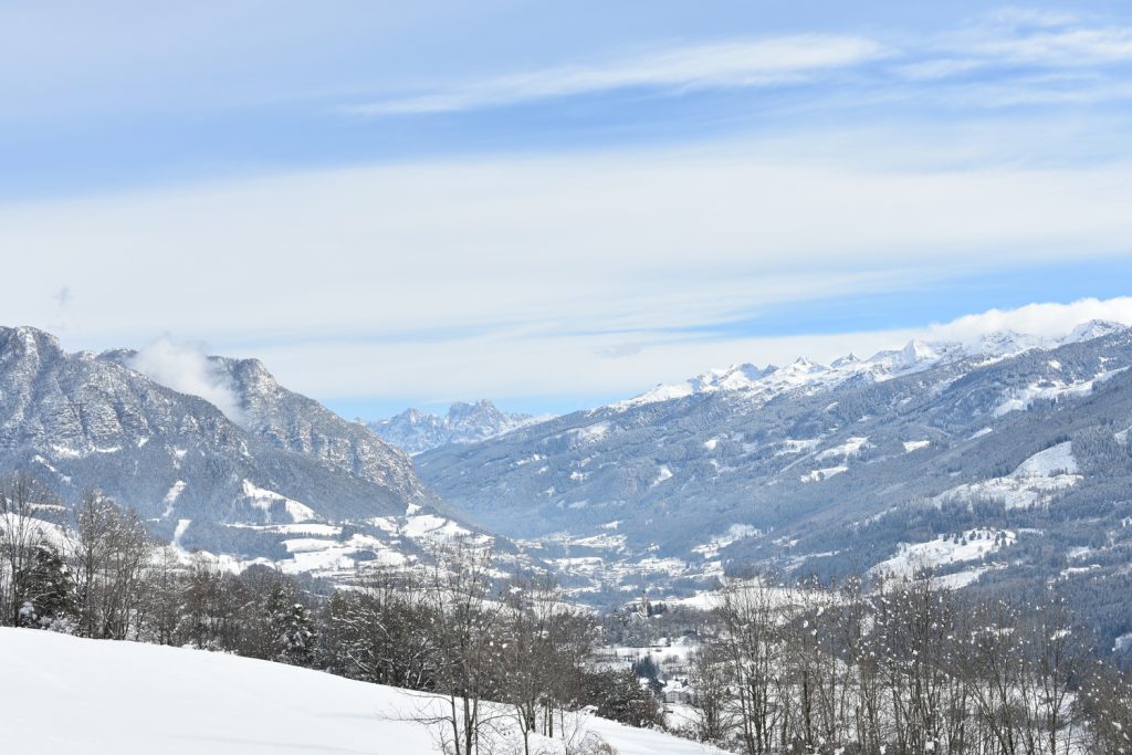 Panorama sulla Val di Fiemme innevata.
