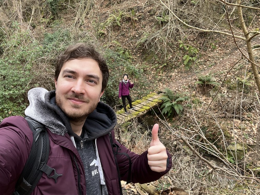 Federica e Lorenzo sul sentiero del trekking a San Donato in Collina.