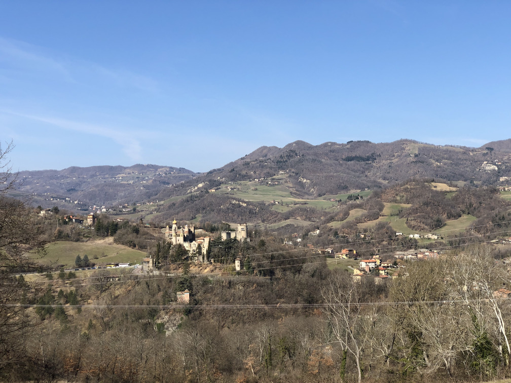 La Rocchetta Mattei tra le montagne.