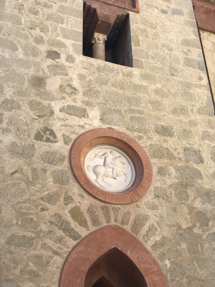 La Rocchetta Mattei - opera nel cortile.