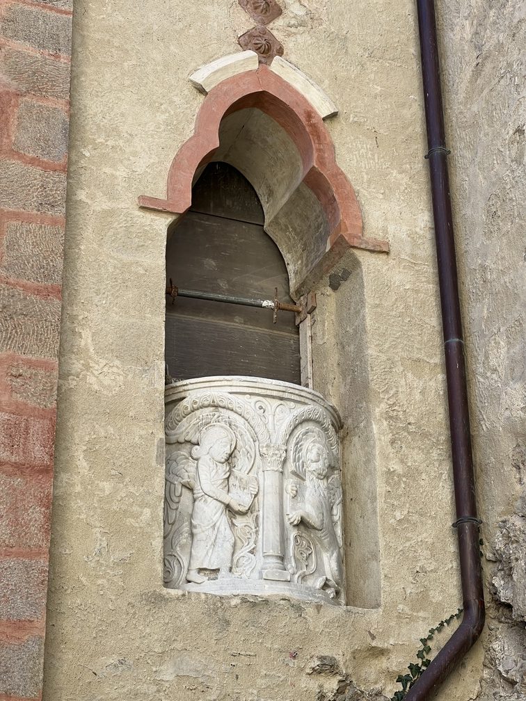 La Rocchetta Mattei - opera nel cortile.