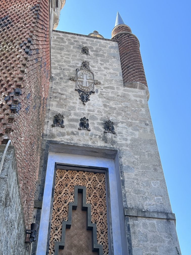 La Rocchetta Mattei - torretta ed entrata.
