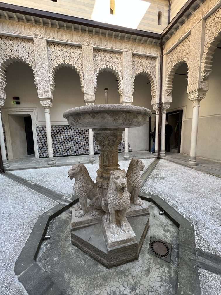 La Rocchetta Mattei - leoni del cortile.
