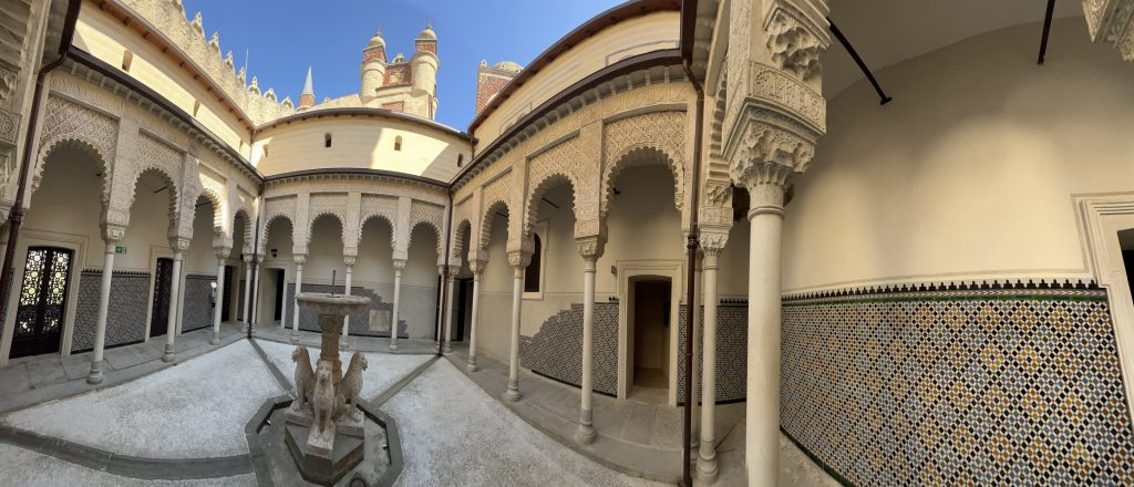 La Rocchetta Mattei - cortile.