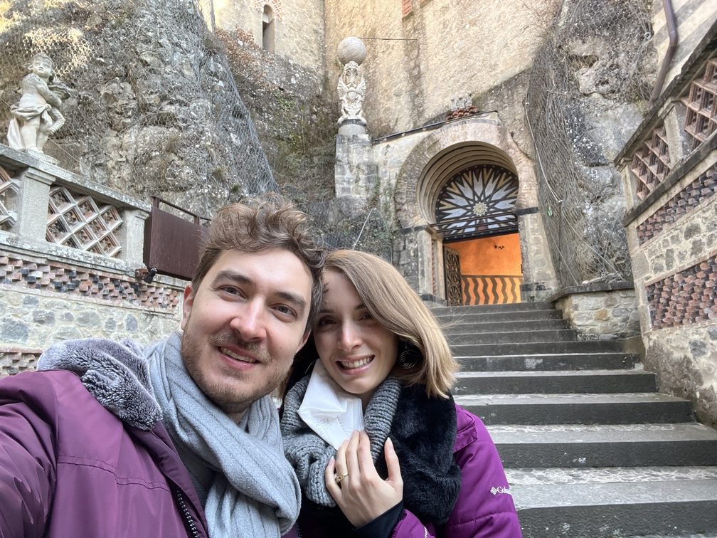 La Rocchetta Mattei - Lorenzo e Federica all'ingresso.